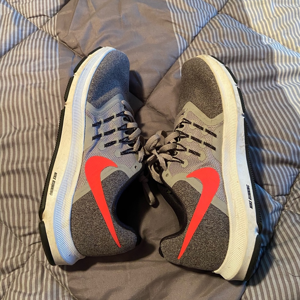 Womens NIKE running shoes sz 9